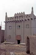 Street and muddy house at Djenn� city. Mali.