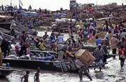 Morning rush at bank of Niger river, S�gou city. It is market day. Mali.