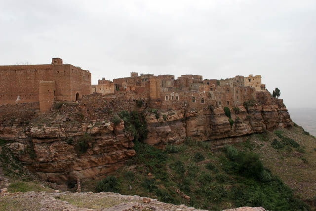 View to the mountain village (fortress) Kawkaban built on the top of Jebel Kawkaban mounatin (2800 meters). Yemen.